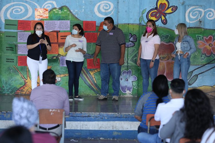 En Complejo Educativo Concha Viuda de Escalón, las personas fueron capacitadas con dinámicas y conocieron el equipo tecnológico que usarán en mesa durante los comicios. / FOTO: David Martínez