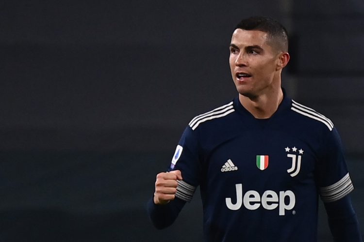 El delantero portugués de la Juventus, Cristiano Ronaldo, celebra tras anotar durante el partido de fútbol de la Serie A italiana Juventus vs Sassuolo. (Photo by Marco BERTORELLO / AFP)