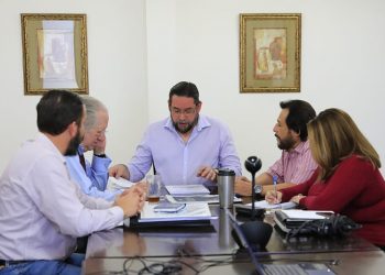 Ciudadanos aportan más de 3,000 consultas para reformar la Constitución de El Salvador