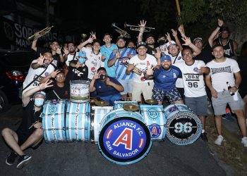 Hinchas de Alianza formaron comité de recibimiento a los jugadores tras lograr el boleto a la final