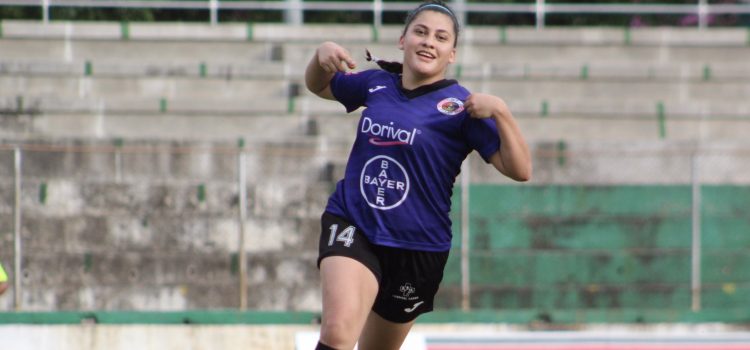 Claudia Morales aportó 2 goles en la goleada de las tigrillas ante Sonsonate. Cortesía Twitter: @CDeportivoFAS