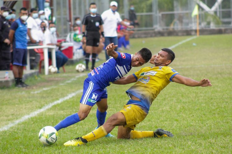 Acciones del jueog entre Jocoro y Atlético Marte en el estadio Tierra de Fuego, de Morazán. Cortesía Twitter: @CDMarteOficial