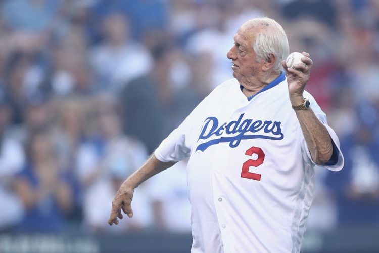 El ex jugador de Los Angeles Dodgers y manager Tommy Lasorda lanza el primer lanzamiento ceremonial antes del tercer juego de la Serie Mundial 2018 entre los Dodgers de Los Angeles y los Boston Red Sox.   Ezra Shaw/Getty Images/AFP