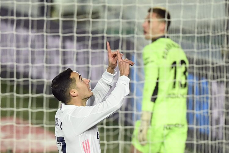 El delantero español del Real Madrid Lucas Vázquez celebra tras marcar un gol durante el partido de fútbol de la Liga española entre el Real Madrid y el Celta de Vigo. (Photo by OSCAR DEL POZO / AFP)
