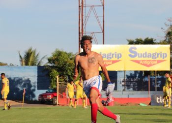 Raúl Peñaranda se reivindicó y puso a FAS en la cima del grupo B