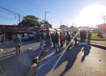 Vendedores protestan contra alcalde Ernesto Muyshondt en el sector de La Tiendona