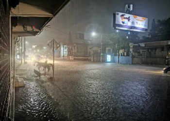 Fuerte tormenta provoca inundaciones en principales calles de San Salvador
