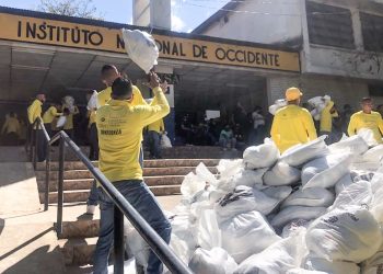 Gobierno entrega paquetes alimentarios en Santa Ana y Sonsonate