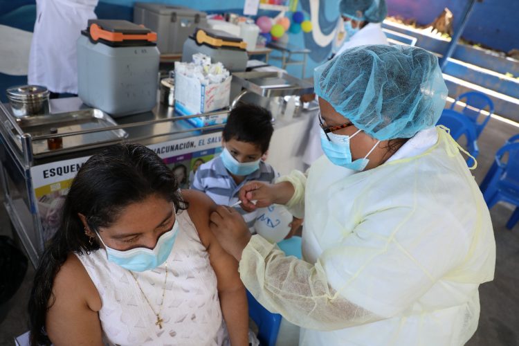 Proyección. Según el titular de Hacienda, el trabajo del Ejecutivo en materia social continuará beneficiando a los salvadoreños durante el 2021, además de fortalecer la seguridad pública. Foto/ Diario El Salvador.