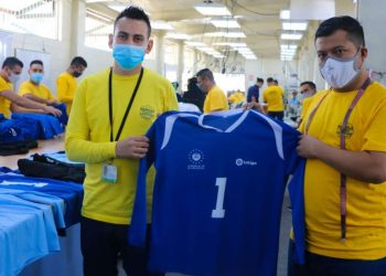 Reos confeccionan uniformes deportivos para más de 26,000 niños