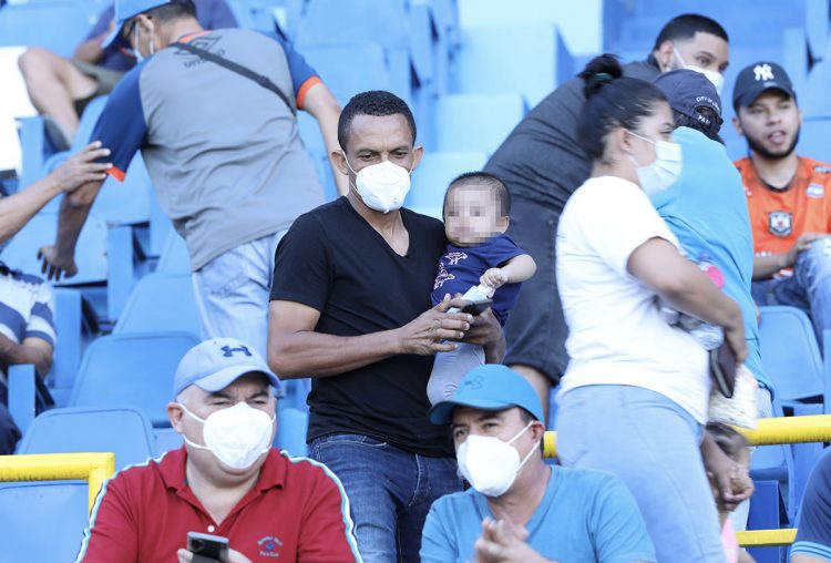 Williams Reyes presenció la primera mitad del Marte ante Águila en el estadio Cuscatlán. Foto DES/David Martínez