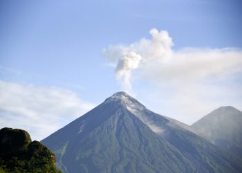 Guatemala aumenta vigilancia al volcán de Fuego que dispersa ceniza