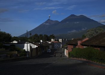 Volcán de Fuego aumenta actividad en Guatemala que vigila también al Pacaya