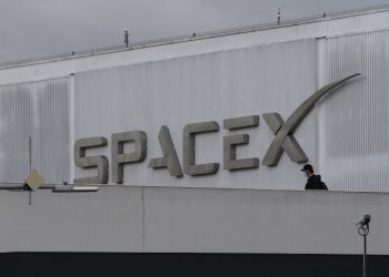 SpaceX espera llevar primeros turistas al espacio a fines de 2021