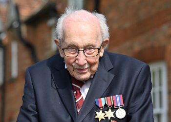 Muere de COVID-19 el capitán Tom Moore a sus 100 años, exveterano de guerra y héroe del confinamiento en Inglaterra