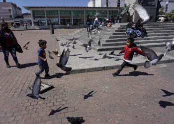 Guatemala reabre ferias, parques y playas mientras espera vacunas contra la COVID-19