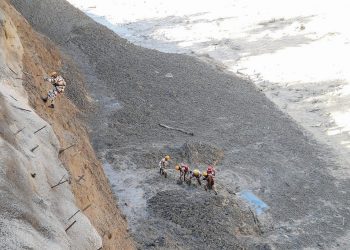 Tres muertos y 150 desaparecidos tras la ruptura de un glaciar en el Himalaya