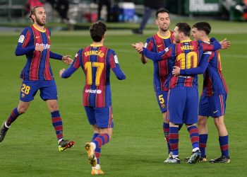 Barcelona remonta 3-2 al Betis y se mantiene segundo en la Liga española