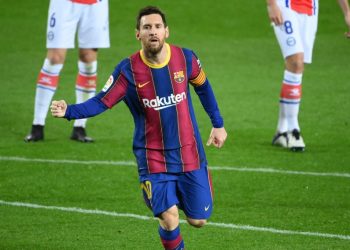 Barcelona goleó al Alavés con dobletes de Messi y Trincao