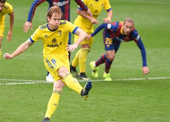 Cádiz vuelve a amargar al Barcelona y lo aleja de La Liga