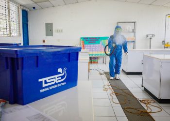 Higienizan centros de votación de Chalatenango, Cojutepeque y San Vicente previo a elecciones