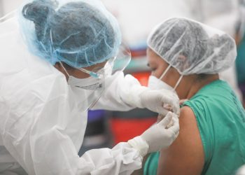 Aplican vacuna contra la COVID-19 a personal del Hospital San Rafael y Unidad de Salud de Mejicanos