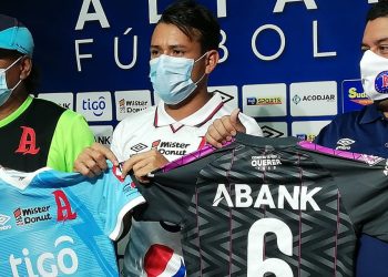 Narciso Orellana renovó por dos años y medio con Alianza