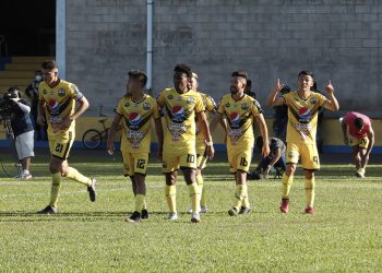 David Rugamas marcó doblete y el 11 Deportivo se impuso 3-1 al FAS del Gullit Peña