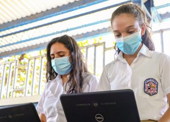 Continúa entrega de computadoras a estudiantes del sistema público de El Salvador
