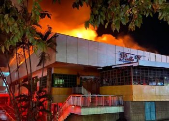 Bomberos controla incendio de grandes proporciones en restaurante de Metrosur en San Salvador