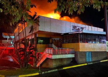 Bomberos controla incendio de grandes proporciones en restaurante de Metrosur en San Salvador