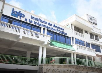 Sala de lo Contencioso ordena reinstalar comisionada del IAIP suspendida por vínculos con FMLN