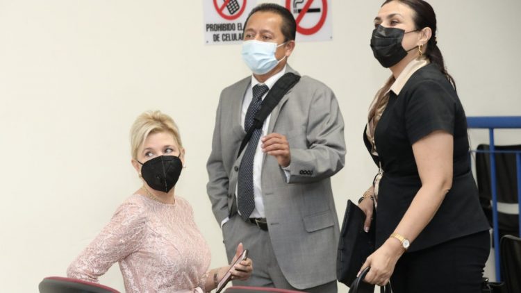 Ana Ligia Mixco Sol de Saca y algunos abogados en el juicio. FOTO/DES
