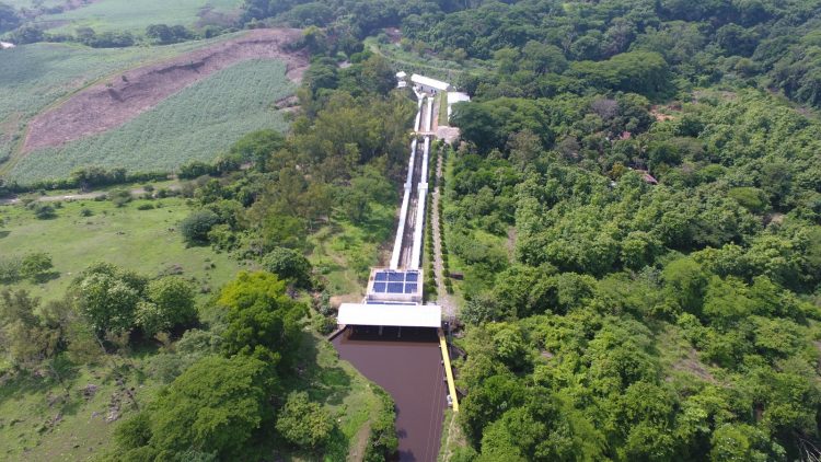 La compañía eléctrica trabaja de la mano con el medio ambiente, cuidando los ríos y transformando el recurso hídrico en más energía para miles de familias salvadoreñas. Foto / Diario El Salvador.