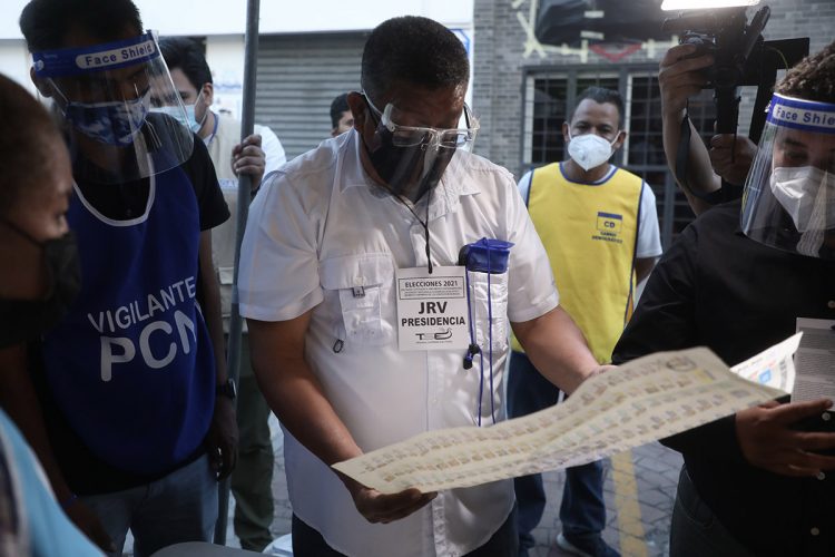 Bloqueo. La oposición sigue buscando negar a 3.1 millones de
salvadoreños poder votar en las próximas elecciones generales. Foto / Diario El Salvador.