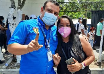 Los esposos Hernández votaron a la segunda en Santo Tomás