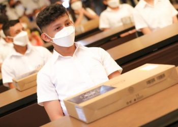 Gobierno salvadoreño entrega primeras computadoras a estudiantes del sistema de educación pública