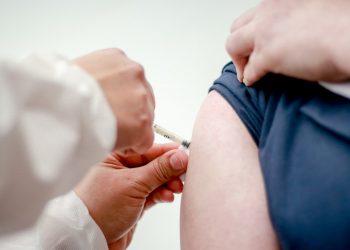 Aplican vacunas contra COVID-19 al personal de primera línea en Unidad de Salud en San Juan Opico