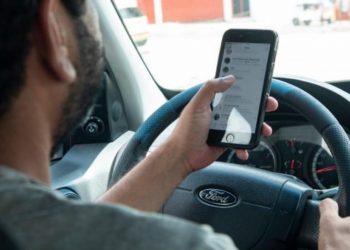 ¿Cuántos metros recorre a ciegas un conductor si se distrae al volante con el celular?