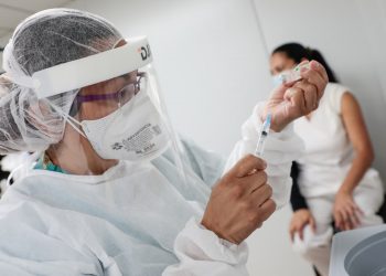 Realizan vacunación contra la COVID-19 al personal de primera línea en hospitales de El Salvador