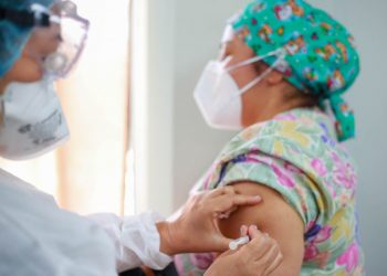 Estas son las tres fases para la aplicación de la vacuna contra la COVID-19 en El Salvador