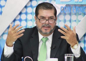Analistas piden no politizar tema de vacunas contra la COVID-19