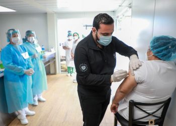 La prioridad en primera fase de vacunación son 110,000 personal de salud en primera línea