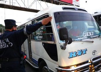 Salvadoreños cumplen con medidas de bioseguridad en el transporte público