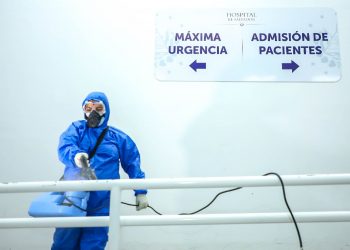 Realizan jornada de higienización en fachada y zona de emergencias del Hospital El Salvador