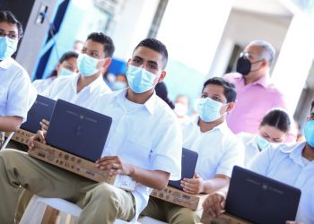 Estudiantes de bachillerato recibieron computadoras en Cojutepeque, Soyapango e Ilopango