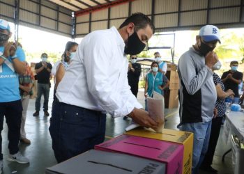 Funcionarios acudieron a las urnas para emitir su voto
