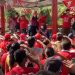 FMLN realiza acto de campaña colocando a simpatizantes en formación militar