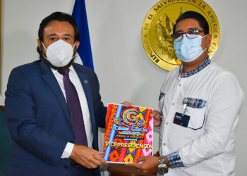Candidato al Parlacen entrega a Ulloa propuesta de pueblos originarios