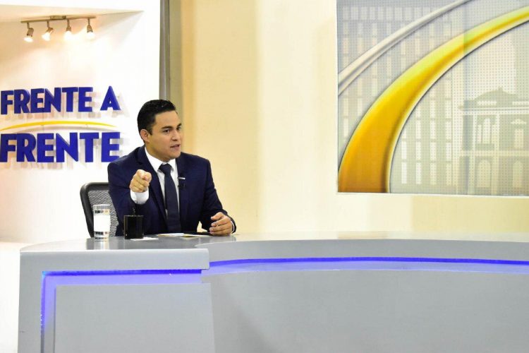 Críticas. Flores afirma que el candidato a alcalde de ARENA, Roberto d'Abuisson, no debería competir debido a los procesos que tiene en su contra. Foto: Cortesía.